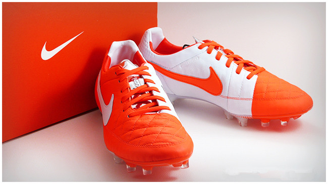 流行易逝经典永存——欧冠赛场上的顶级战靴