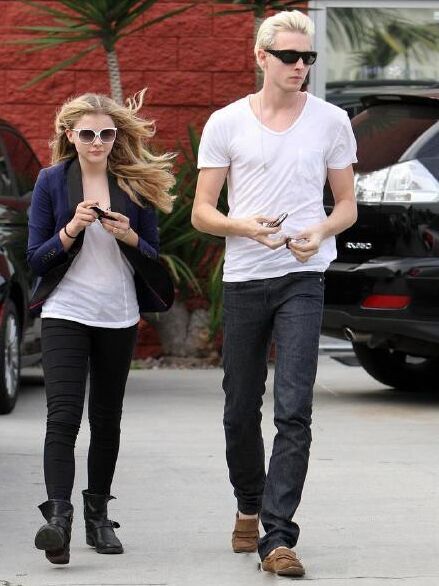 小贝大儿子与女友,小贝长子官宣订婚