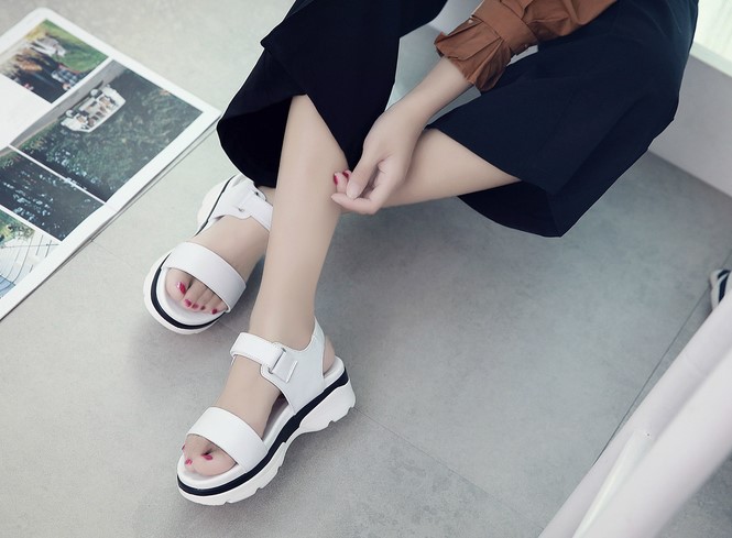 休闲凉鞋显高不累脚,五一开车出游休闲透气真皮凉鞋