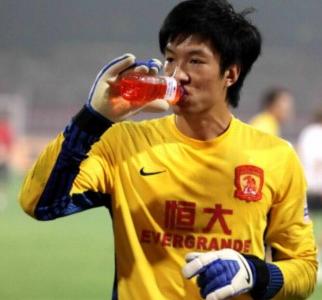 他因李帅受伤坐稳恒大主力，六君子“之一的他国家队首秀遇尴尬