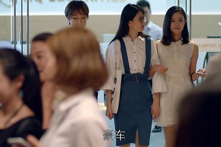 欢乐颂关雎尔同款黑花衣服,欢乐颂第一季关雎尔同款红色牛仔