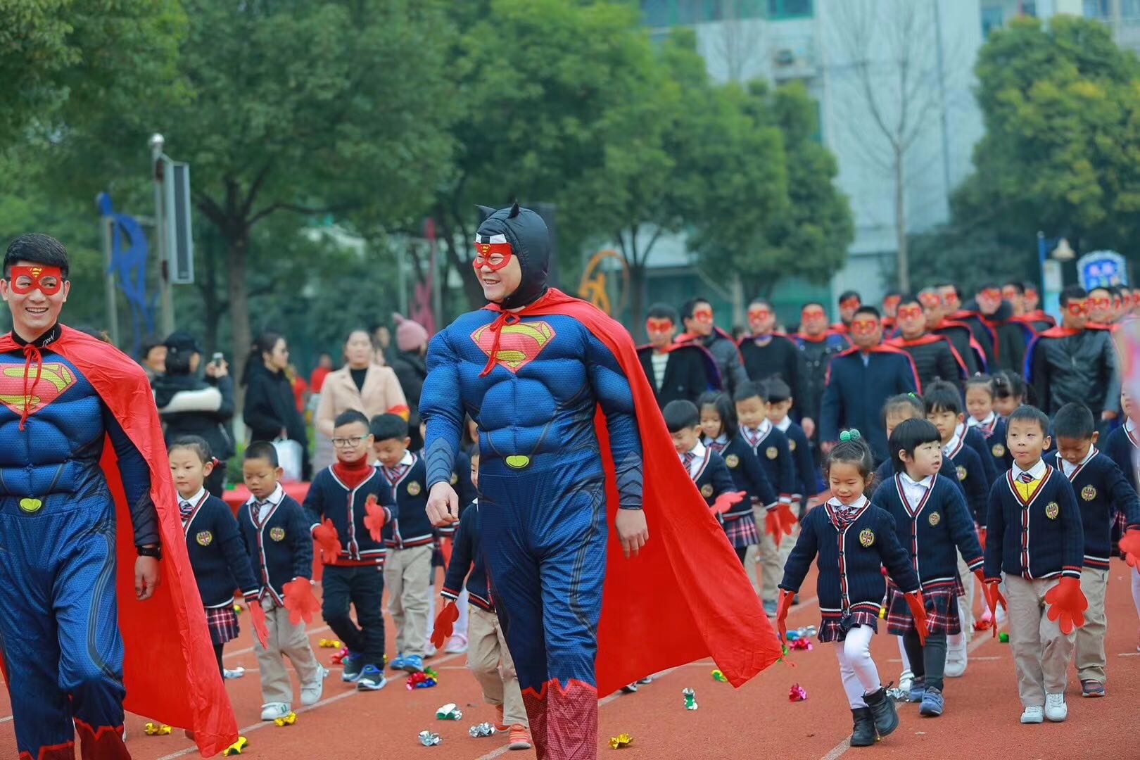 国外幼儿园亲子运动会,宝宝们亲子运动会