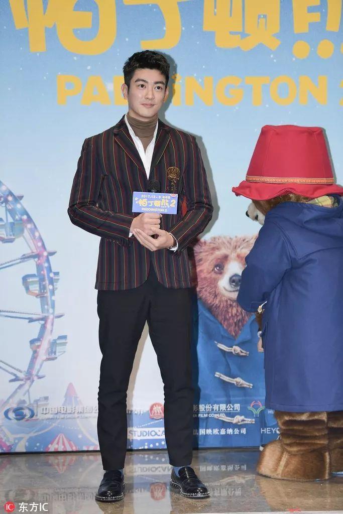 井柏然穿黑色羽绒服,井柏然穿羽绒服