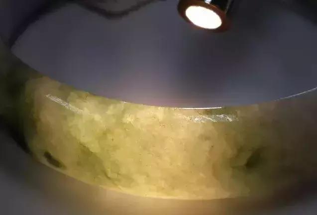 翡翠发黄用什么材料去除,翡翠打紫光灯照发黄正常吗