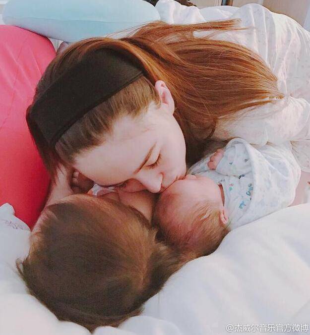 2017年居然有21对明星夫妇有了星二代，你最喜欢和期待谁家宝宝？