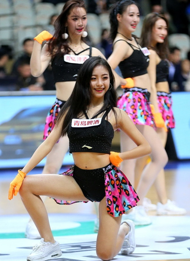 看篮球热血沸腾,看到篮球赛场认真拼搏的孩子们