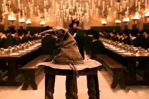 魔法学院的校服长什么样,魔法学院的校服推荐