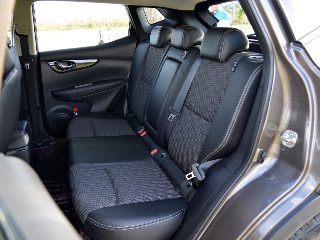 2022逍客豪华版两驱还是四驱的,2023款经典逍客四轮是独立悬挂吗