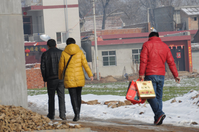 新房装修半年麻烦不断，我怀孕给婆婆一个信封，她怒了我笑弯了腰