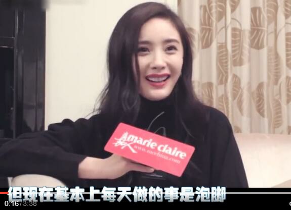 谁还敢说杨幂脚臭？她可是天天在泡脚啊！