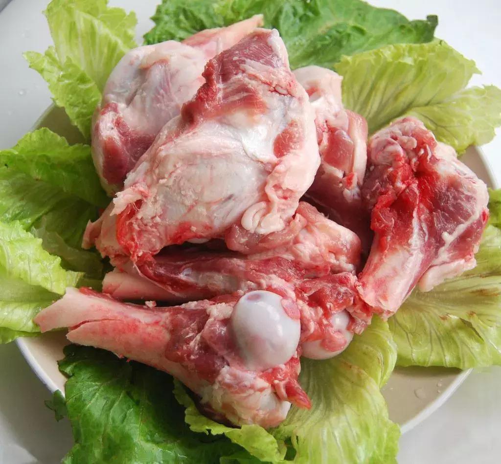 大骨熬好汤骨头捞出来要盖盖子吗,大骨头炖好啦泡在汤里还是捞出来