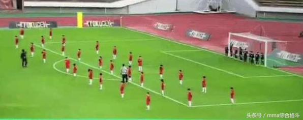 日本足球队连续击败两支欧洲强队,三名足球运动员对战300名小学生
