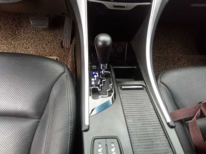 13款索纳塔八带全景天窗的配置,索纳塔9代2.0自然吸气全景天窗