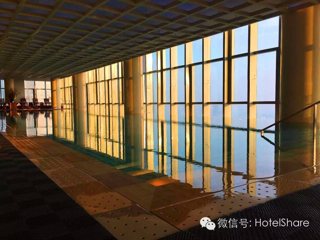 63楼泳池望月、70楼酒吧摘星，广州柏悦|探店首发