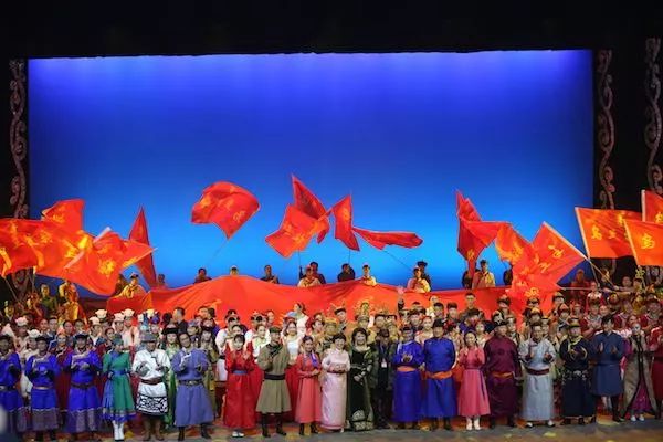 什么事情这么重要？内蒙古日报居然一下发了8个版！