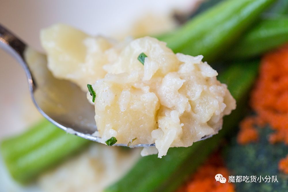 端不动的鱼缸鸡尾酒，边嚼边喝