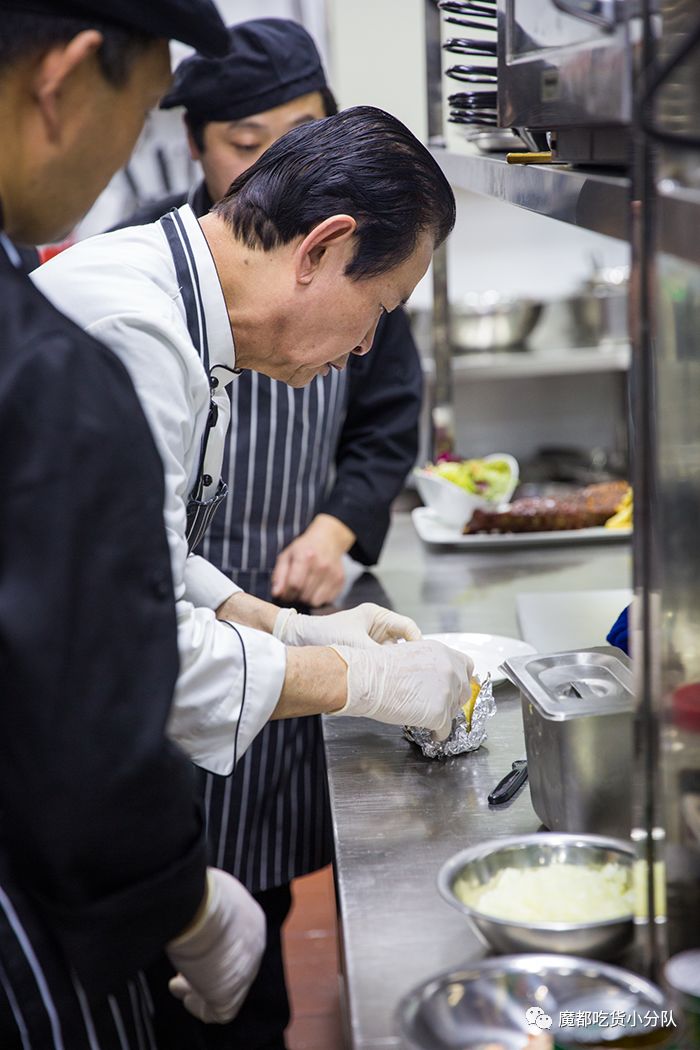 端不动的鱼缸鸡尾酒，边嚼边喝