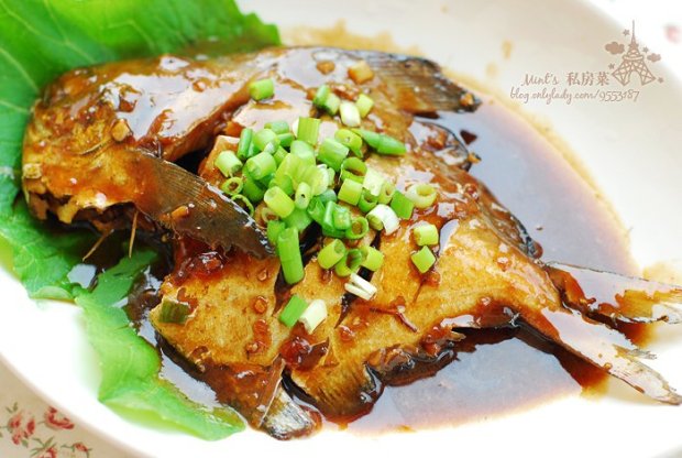 红烧鲳鱼咸菜家常做法,红烧鲳鱼的家常做法