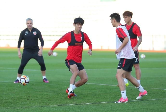 上港迪拜冬训,2020上海上港比赛前训练照片