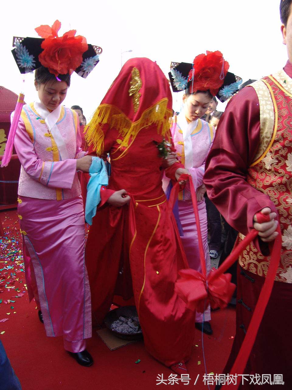 新娘婚鞋一定要是红的吗,新娘婚鞋要穿棕色的吗