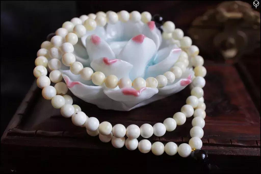 蜜蜡鸡油黄的好还是骨瓷白的好,琥珀蜜蜡鸡油黄好还是带红皮的好