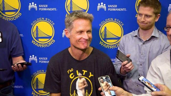 库里新秀赛季被霸凌,库里惨遭7岁小男孩晃飞颜面无存