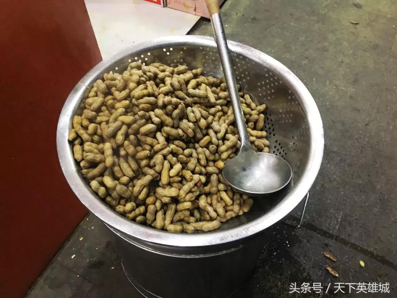 短短一条三百米的街，竟让人从白天走到黑夜……