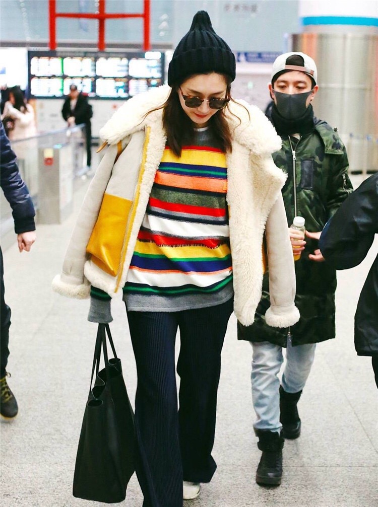 羊羔毛修身机车外套怎么搭配 (羊羔绒鹿皮绒机车服外套搭配)