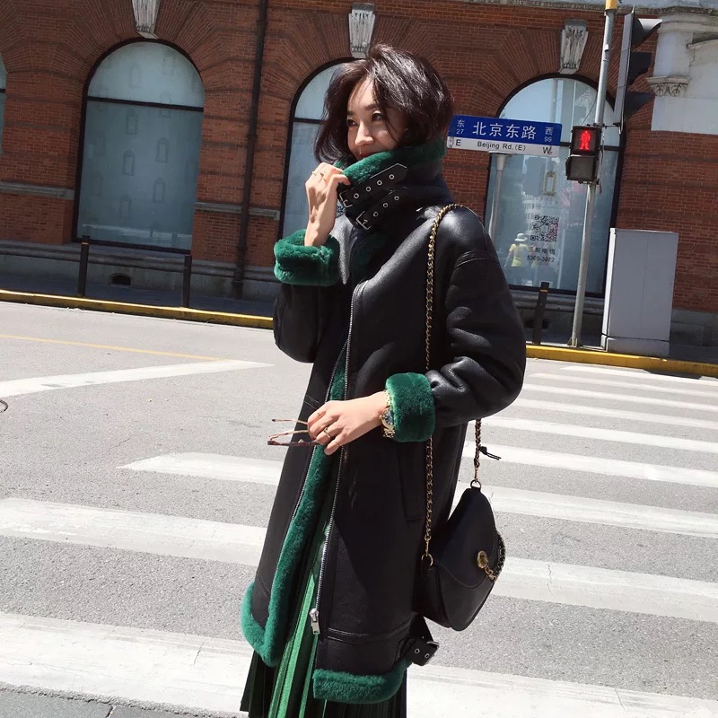 羊羔毛修身机车外套怎么搭配 (羊羔绒鹿皮绒机车服外套搭配)