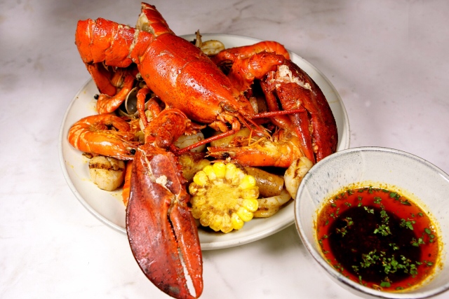 惊了！大胃美少女在建国北路的罗森吃掉一根Dior变色唇膏！