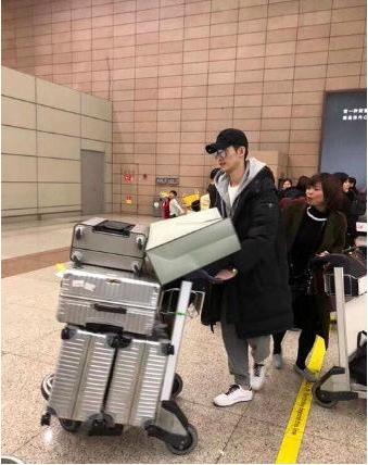 张翰带7个箱回国被海关误认代购，网友受不了：见过这么帅的代购吗