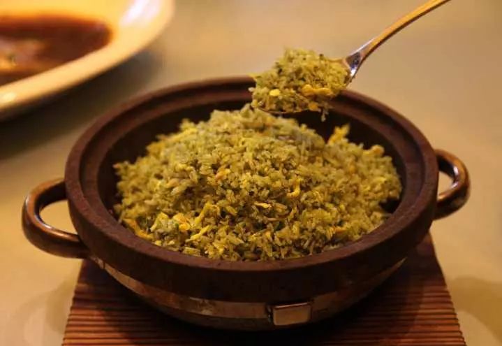 惊了！大胃美少女在建国北路的罗森吃掉一根Dior变色唇膏！