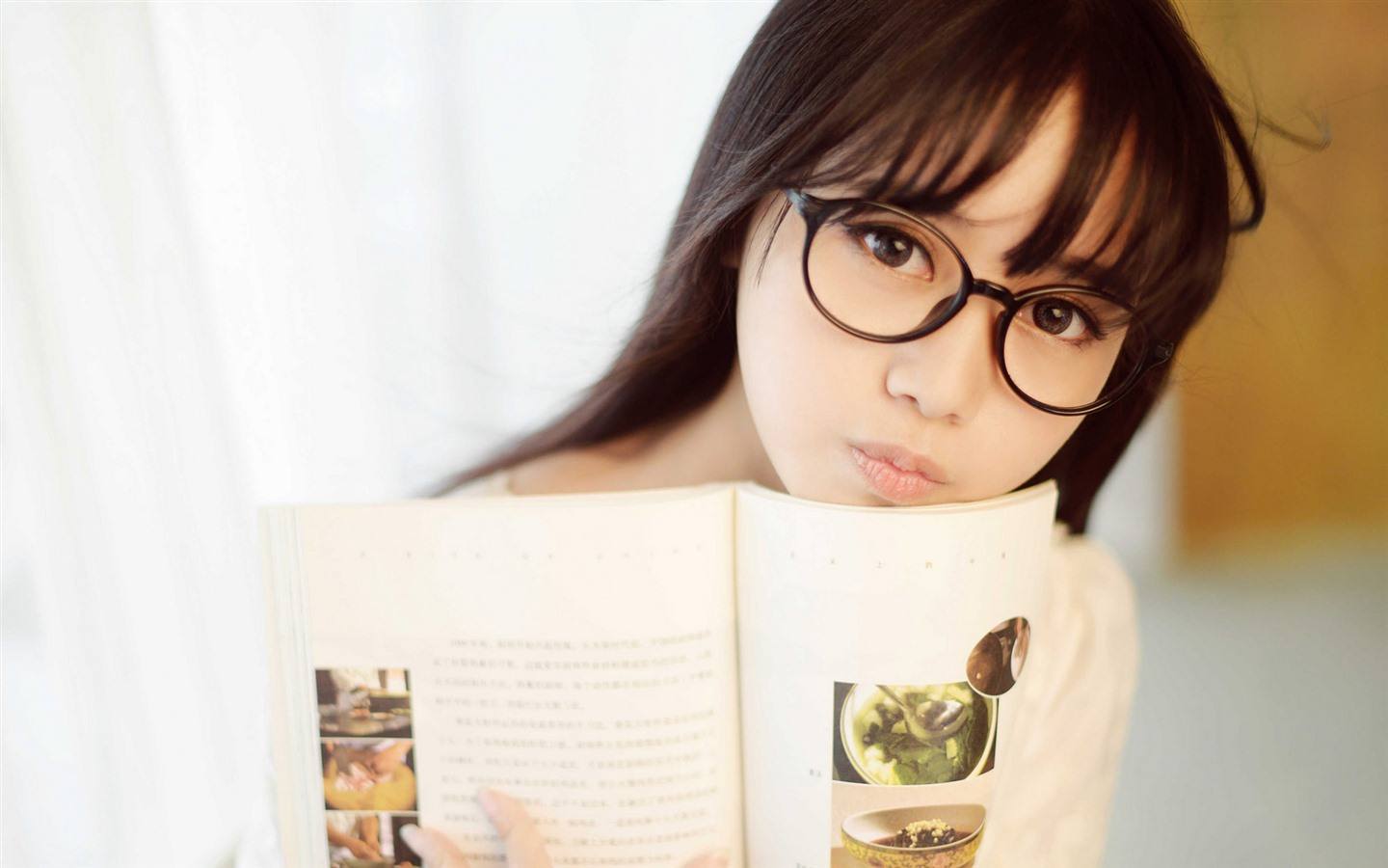 让所有女生疯狂的“费洛蒙”妆感,还拯救了近视四眼妹的化妆难题