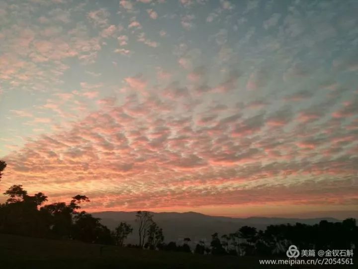 云南楚雄出现大片七彩祥云,七彩祥云云南大理
