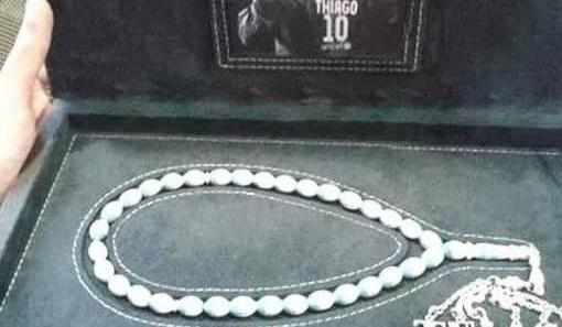 梅西被送生日礼物,梅西被记者送红绳