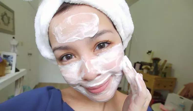 挤不干净的痘痘会长什么,挤不完的痘白色的