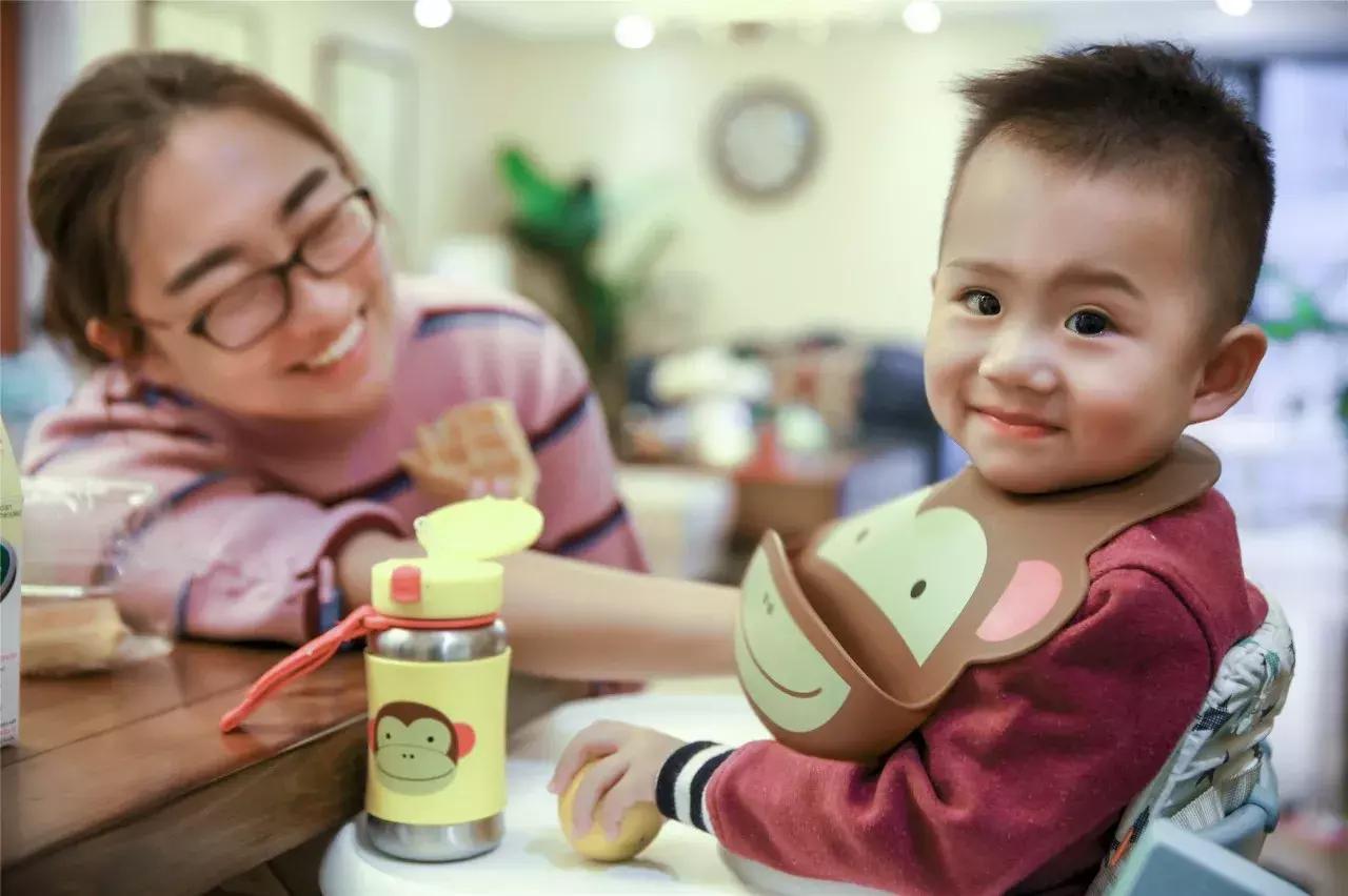 郑州耿直大妞美国开店，包下机舱，签了48个世界知名母婴品牌代理