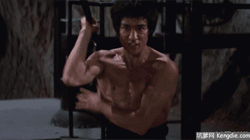 无厘头鼻祖，竟然是某大导演全家齐上阵黑武侠片的这部喜剧