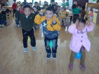 幼儿园小兔子运球,中班户外游戏轮胎运球教案