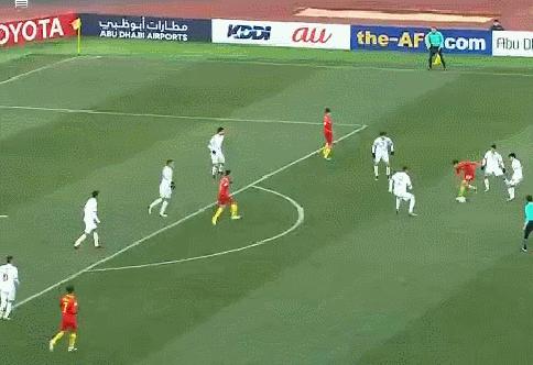 国足最惊人的一次进球,国足上演63秒窒息操作16次回传gif