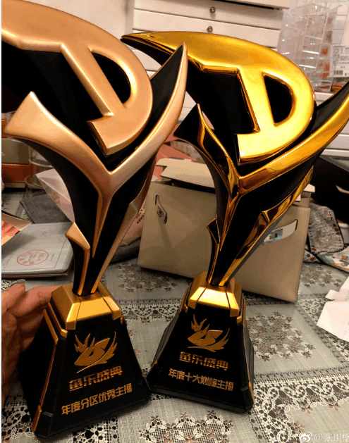 主播张琪格鱼乐盛典获双奖，网友却不乐意：炉石主播啥都没？