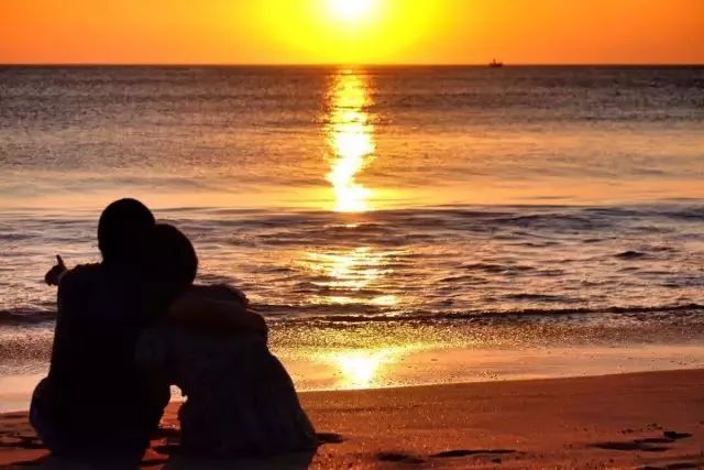 在全球最美夕阳面前，一口喝下巴厘岛的限量蓝！