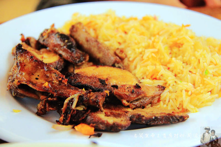 这个市场有意思：理发8元，上网一小时35元，卖花生米用瓶盖