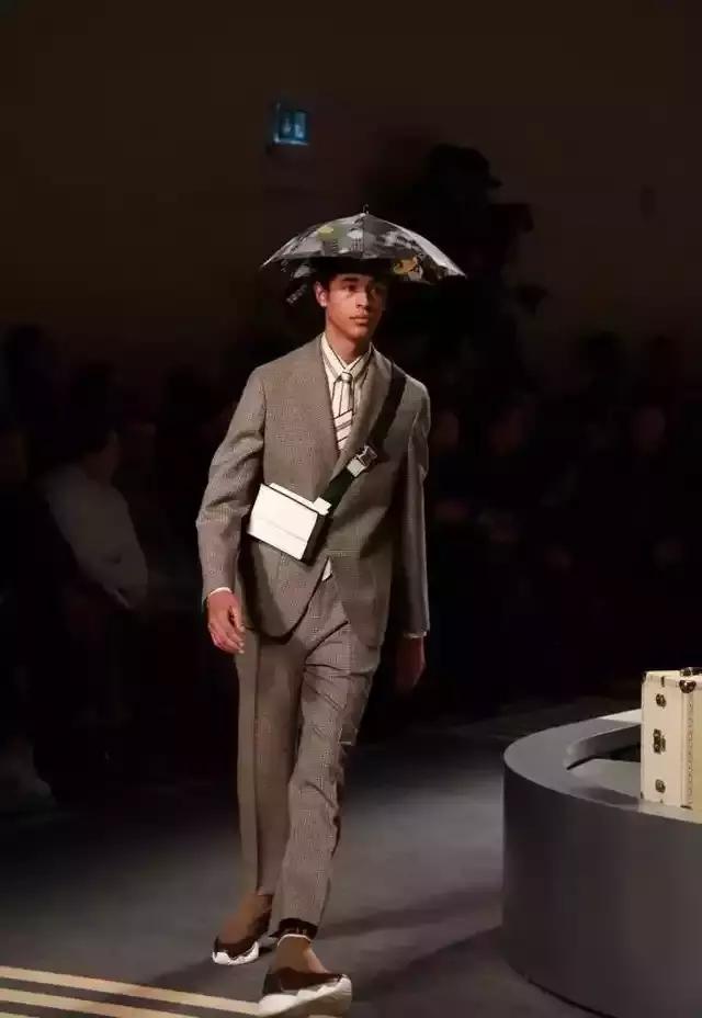 米兰时装周惊艳作品,米兰时装周高燃片段