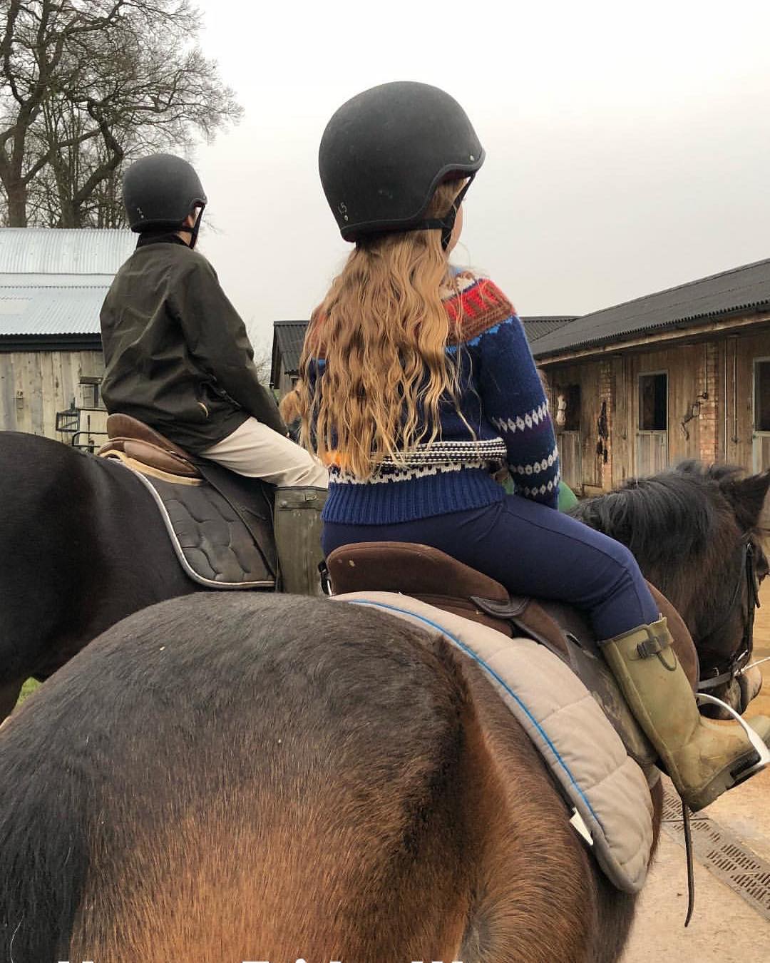 小七萌出新高度！6岁的小胖妞读童话故事，骑马撒欢讨人喜欢