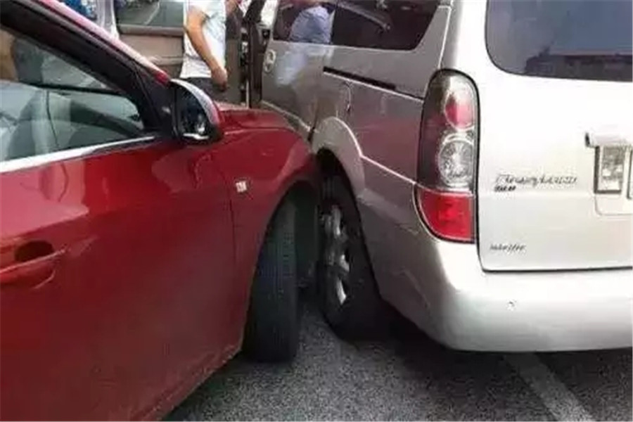 被追尾要怎么拍照取证,追尾怎么拍照