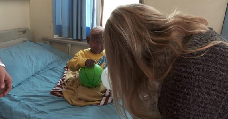 小男孩一出生就得到了一种怪病,男孩从小智力有残缺长大后被孤立