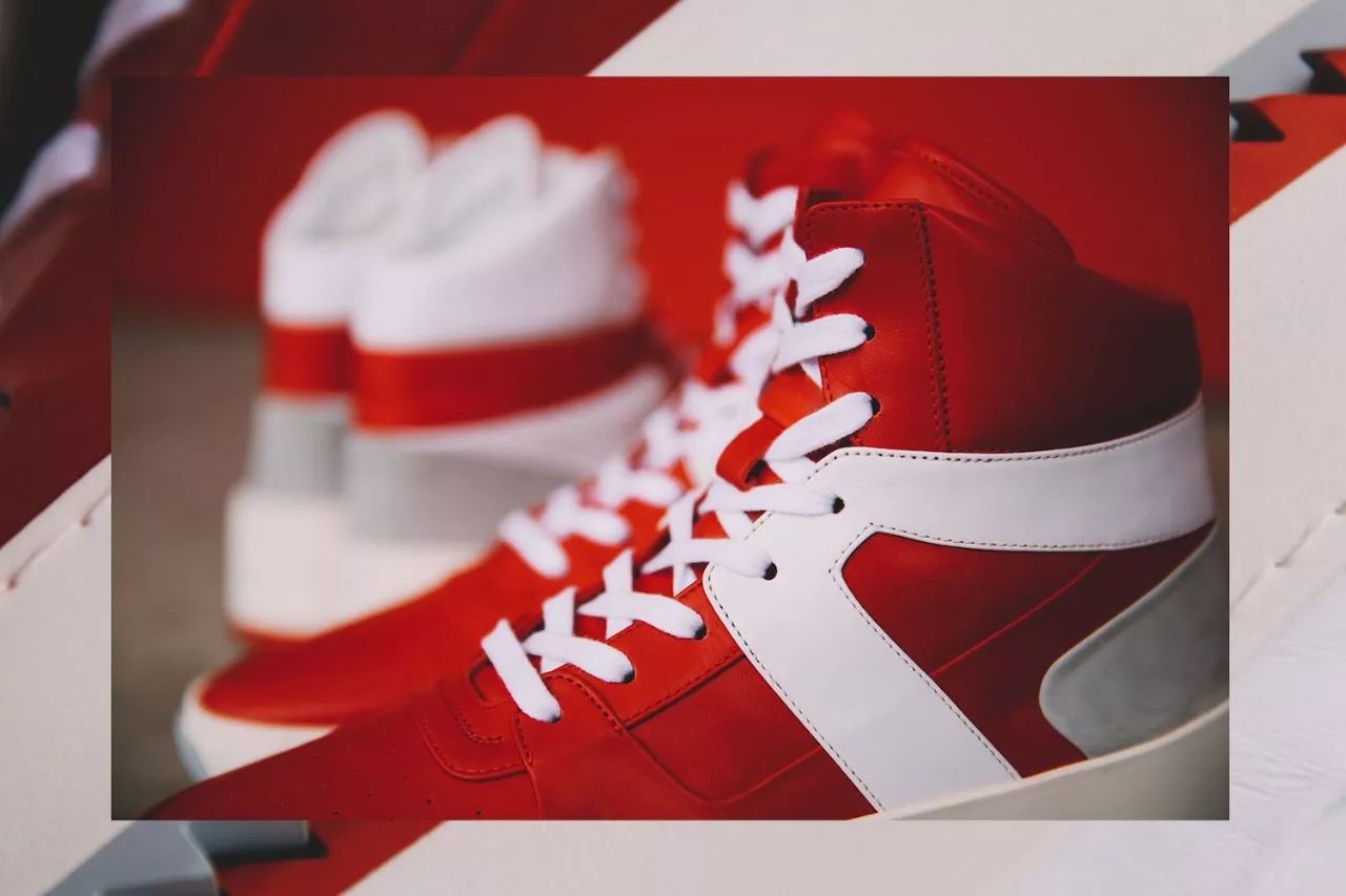 最近很火的红白色球鞋,个性张扬的球鞋