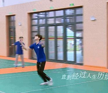 鹿晗踢球实力,网友偶遇鹿晗视频