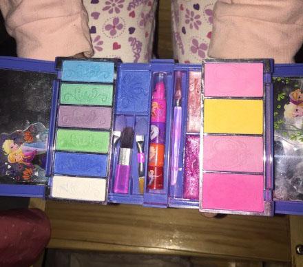 一定是得罪了幼儿园老师,孩子期末表演化的妆真是美哭了